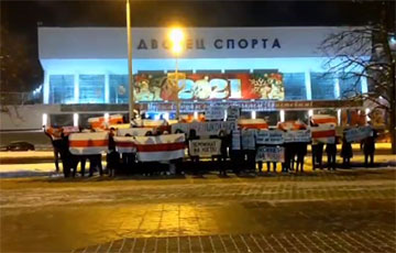 Минчане вышли протестовать ко Дворцу спорта