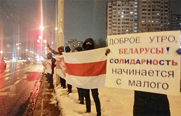 Minskers Have Been Standing In Solidarity Chains Since Morning