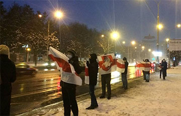 Минчане с самого утра вышли на акцию протеста возле Парка Челюскинцев