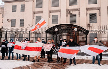 Белорусы провели акцию у посольства РФ в Киеве в поддержку Алексея Кудина