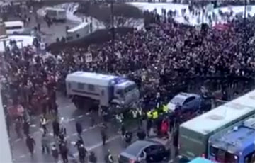 Видеофакт: На митинге за Навального в Санкт-Петербурге протестующие прорвали оцепление