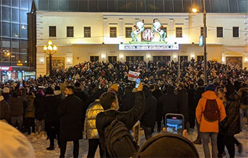 Фотофакт: Бело-красно-белый флаг с надписью «Жыве Беларусь» на протесте в Москве