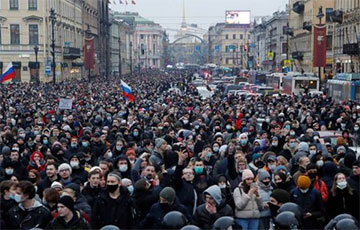 Десятки тысяч россиян вышли на акции в поддержку Навального по всей стране: яркие фото