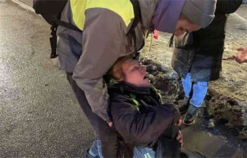 Женщина, которую ОМОН ударил ногой в живот на акции в Петербурге, находится в реанимации без сознания