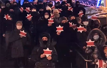«Не дадим повторить»: минчане вышли на акцию с бело-красно-белыми звездами