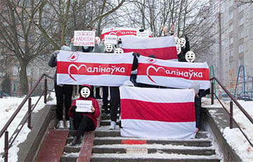 Minsk Residents Go to Rallies With White-Red-White Flags