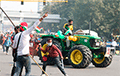 У Індыі фермеры на трактарах штурмавалі крэпасць у знак пратэсту супраць аграрнай рэформы