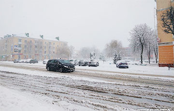 Города на западе Беларуси оказались в снежной блокаде