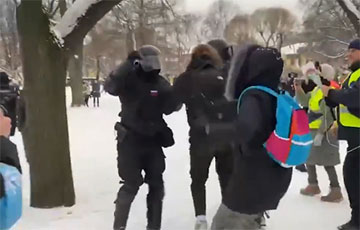 В Петербурге протестующие облили ОМОН красной краской