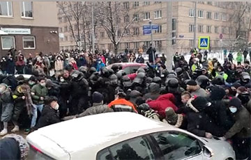 Столкновения протестующих и ОМОНа возле «Матросской тишины» в Москве