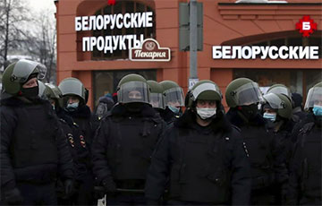 «Белорусские продукты»: фото российского ОМОНа в Екатеринбурге стало вирусным в Сети