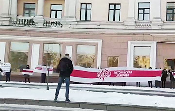 Минчане встали в цепь солидарности на площади Победы