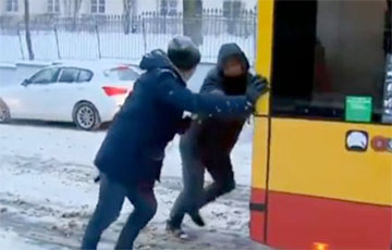 Легендарный белорус, толкавший автобус в Варшаве: Хочется, чтобы к власти пришли нормальные люди