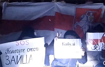 Minsk Residents Came out in the Morning to Stand in Solidarity with Oleg Zayats