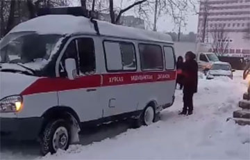 Видеофакт: В Гомеле прохожие толкали машину скорой помощи
