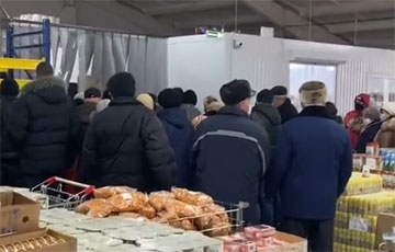 Видеофакт: В Кобрине люди устроили давку в очереди за костями