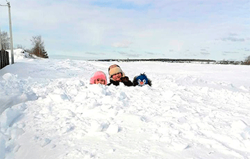 Дом в деревне под Минском засыпало снегом — намело 110 сантиметров