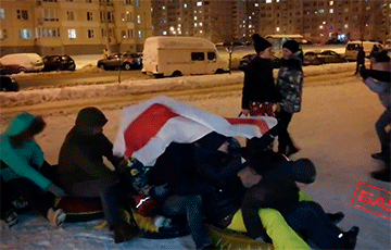 Белорусские дети катаются с горки с национальным флагом