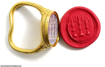В Британии обнаружили старинное золотое кольцо с печатью, хранящее важную тайну