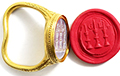 В Британии обнаружили старинное золотое кольцо с печатью, хранящее важную тайну