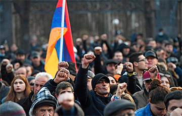 Арменія: супрацьстаянне Пашыняна і генштаба працягваецца
