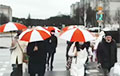 Минчанки вышли на акцию с бело-красно-белыми зонтами