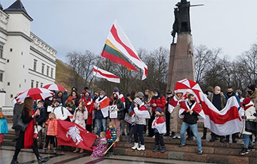 Беларусы Літвы выйшлі на традыцыйны нядзельны марш у Вільні