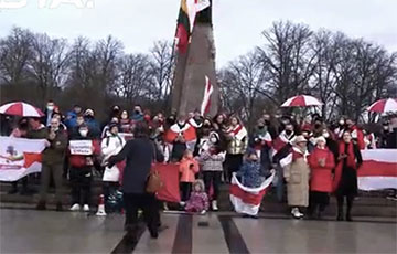On the Main Square of Vilnius, the Belarusian Diaspora Performed "Pahonia"