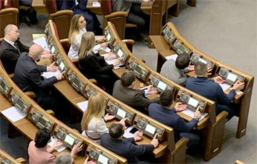 «Те, у кого нет трех рук, кнопкодавить не смогут»: украинская Рада начала использовать сенсорную кнопку