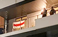 «Квартира с флагом стоически держалась»: как смелый белорус «поставил на уши» лукашистов
