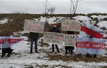 «Крути педали!»: жители Велозавода вышли против Таракана с острыми плакатами