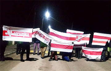 Белорусы вышли вечером на бело-красно-белые акции