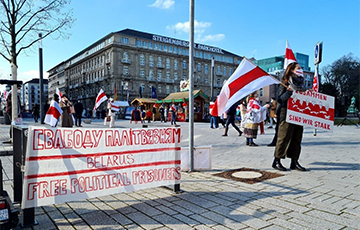 Белорусы по всему миру проводят акции солидарности