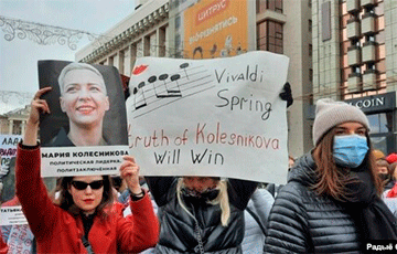 В Киеве белоруски присоединились к маршу украинских женщин под бело-красно-белыми флагами
