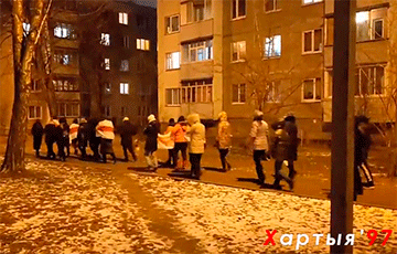 Жители Серебрянки вышли на вечернее шествие