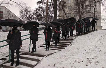 Жыхары вуліцы Ангарскай у Менску выйшлі на акцыю салідарнасці з палітычнымі вязнямі