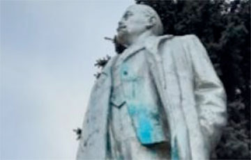 A Resident of Braslau Doused a Monument to Lenin with Green Paint