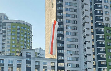 A Huge White-Red-White Flag Was Raised over the Minsk District "Cascade" in the Morning