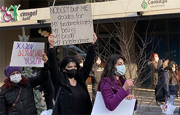 Тысячи женщин вышли на протесты в Стамбуле из-за решения Эрдогана