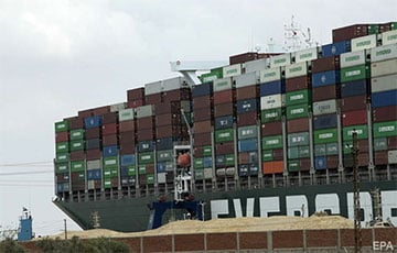 AP: Снять с мели контейнеровоз Ever Given помогло полнолуние