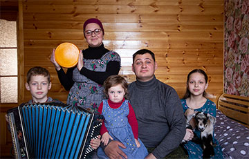 Как многодетная семья из Барановичей переехала в деревню и варит французские сыры