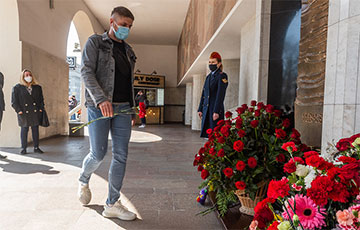 Белорусы массово несут белые и красные цветы к мемориалу на станции «Октябрьская»