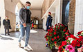 Белорусы массово несут белые и красные цветы к мемориалу на станции «Октябрьская»