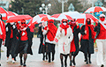 В очередной раз девушки прошлись по улицам Минска с зонтиками в национальных цветах