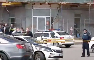В Тбилиси вооруженный мужчина захватил заложников в отделении банка