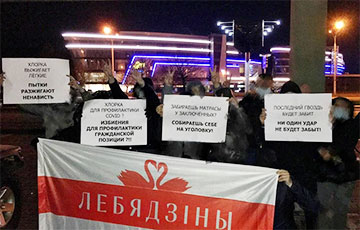 В Минске жители Лебяжьего вышли на акцию с креативными плакатами