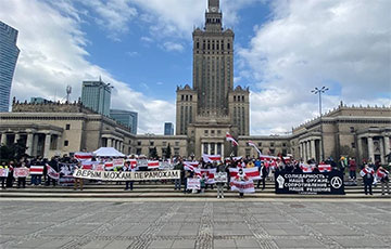 Белорусы Варшавы вышли на акцию солидарности с соотечественниками
