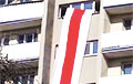 Партизаны Речицы вывесили из окна огромный бело-красно-белый флаг