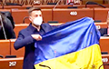 Нардеп Алексей Гончаренко продемонстрировал на сессии ПАСЕ украинский флаг, простреленный российскими пулями