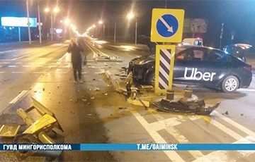 В Минске водитель такси заснул за рулем, снес светофор и дорожные знаки